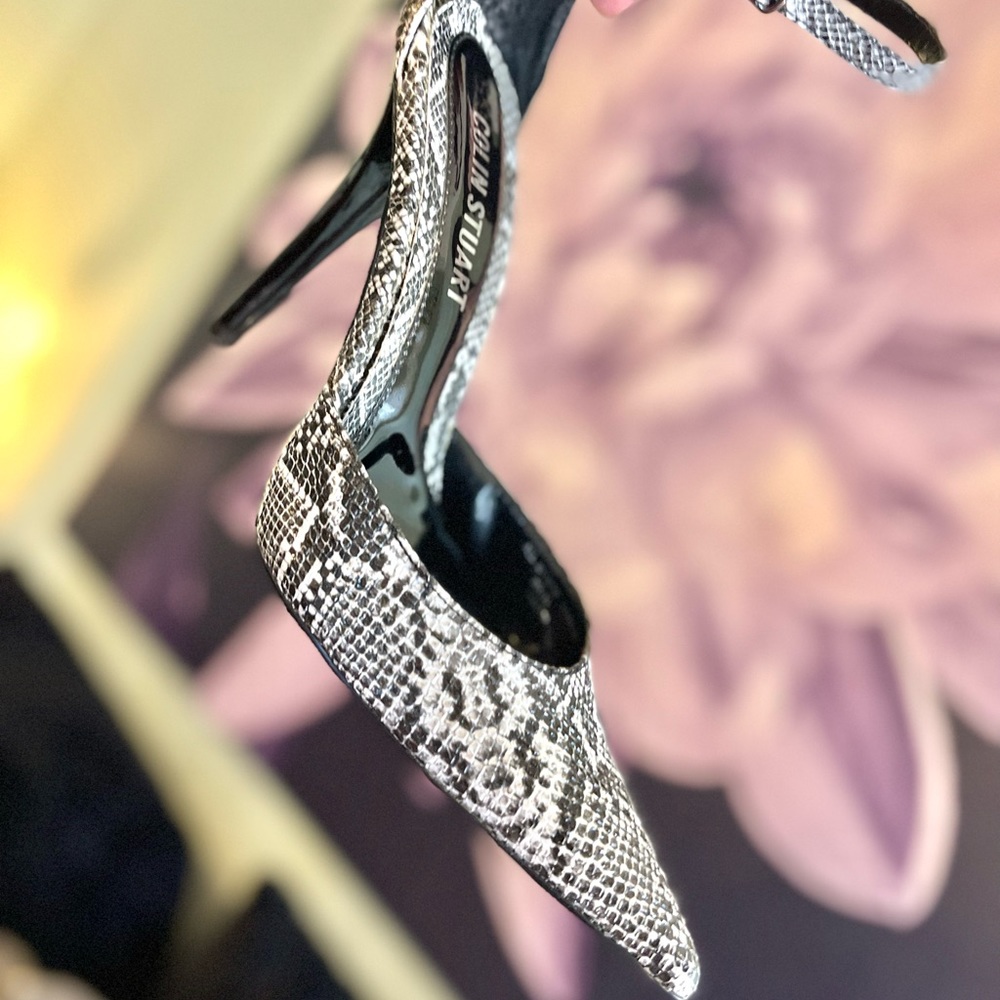 Snake skin pointy stilettos!